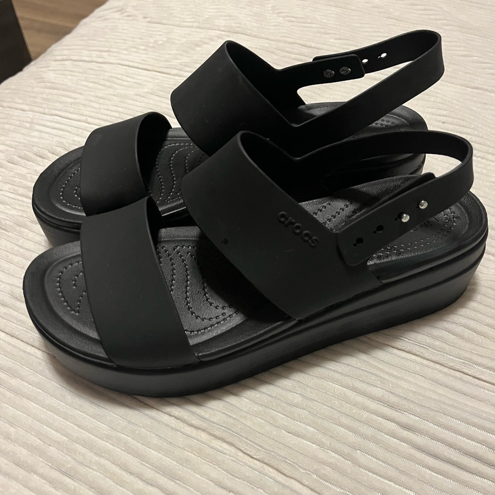 A crocs